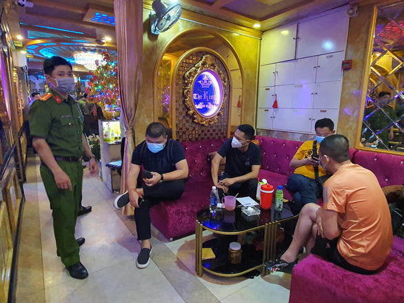 Xử lý quán bar, karaoke vi phạm phòng dịch: Rút giấy phép rồi sao, có kim thiền thoát xác? - Ảnh 1. Xử lý quán bar, karaoke vi phạm phòng dịch: Rút giấy phép rồi sao, có kim thiền thoát xác? - Ảnh 1.