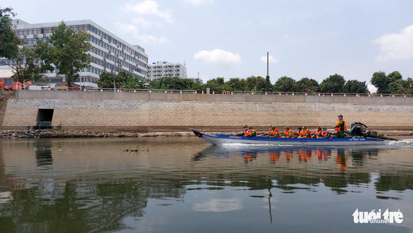 Nhiều người Việt bơi qua sông để nhập cảnh trái phép ở An Giang - Ảnh 2.