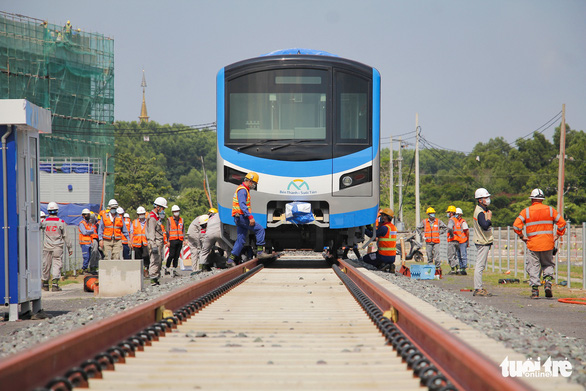 Đoàn tàu metro đã được đặt lên đường ray depot Long Bình - Ảnh 10.