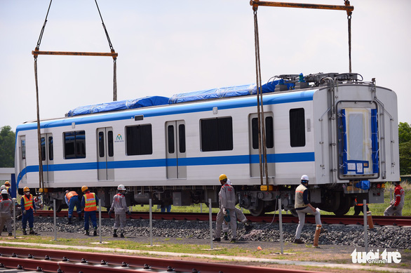 Đoàn tàu metro đã được đặt lên đường ray depot Long Bình - Ảnh 9.