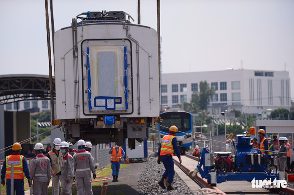 Đoàn tàu metro đã được đặt lên đường ray depot Long Bình - Ảnh 8.