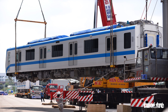 Đoàn tàu metro đã được đặt lên đường ray depot Long Bình - Ảnh 7.