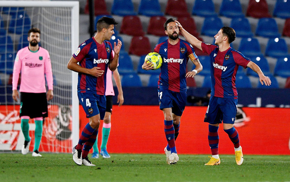Đánh rơi chiến thắng, Barca cạn hi vọng vô địch - Ảnh 2. Đánh rơi chiến thắng, Barca cạn hi vọng vô địch - Ảnh 2.