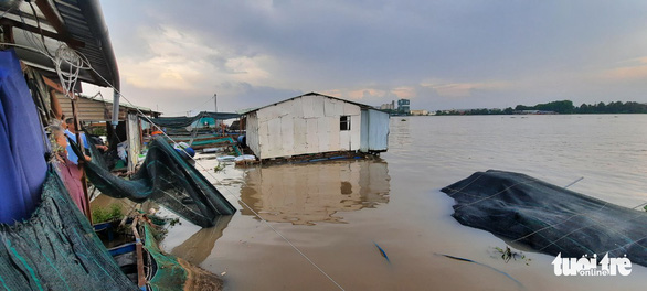 Sà lan chở 27 container đâm chìm bè cá trắm cỏ chuẩn bị thu hoạch - Ảnh 4.