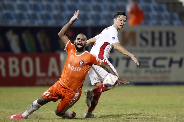 Tạm dừng đăng ký cầu thủ giữa mùa V-League 2021: Nhiều đội thở phào - Ảnh 1. Tạm dừng đăng ký cầu thủ giữa mùa V-League 2021: Nhiều đội thở phào - Ảnh 1.