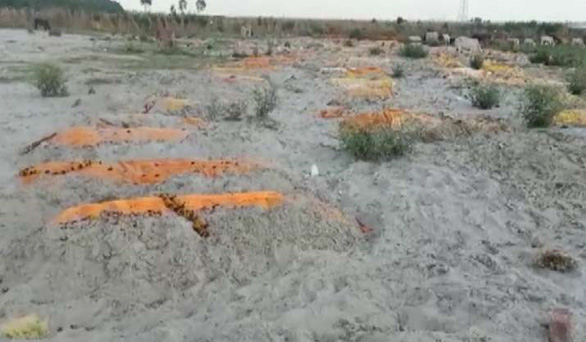 Hết thả trôi sông, Ấn Độ bàng hoàng phát hiện nhiều thi thể vùi trong cát bờ sông Hằng - Ảnh 1.