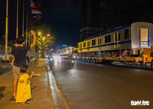 Người dân thức đêm xem vận chuyển tàu metro - Ảnh 3.