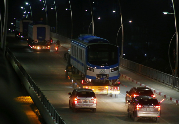 Người dân thức đêm xem vận chuyển tàu metro - Ảnh 11.