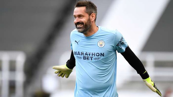 Sau 3.645 ngày mới được bắt chính, thủ môn Man City nhận luôn 3 bàn thua - Ảnh 1. Sau 3.645 ngày mới được bắt chính, thủ môn Man City nhận luôn 3 bàn thua - Ảnh 1.