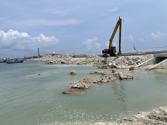 Vũng neo đậu tàu Lý Sơn: 17 năm chưa xong - Ảnh 1.