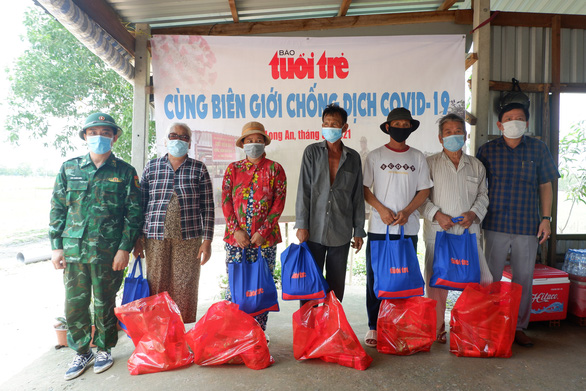 Bạn đọc Tuổi Trẻ tiếp dinh dưỡng cho lực lượng canh giữ biên giới Long An chống dịch COVID-19 - Ảnh 3.