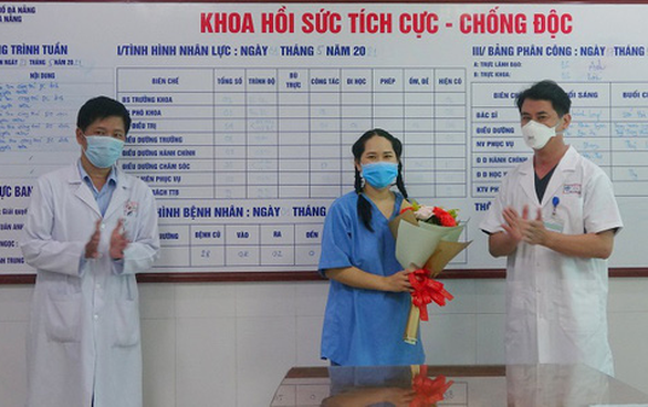 Nữ điều dưỡng bị sốc phản vệ sau tiêm vắc xin được ra viện - Ảnh 1.