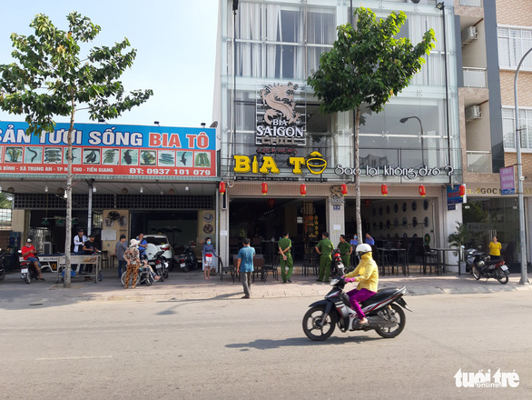 Khởi tố nhóm thanh niên chém người đàn ông tổn thương cột sống, liệt 2 chân - Ảnh 3.