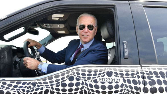 Ông Biden lái xe điện, nói đùa sẽ cán phóng viên nếu hỏi về Israel - Hamas - Ảnh 3.