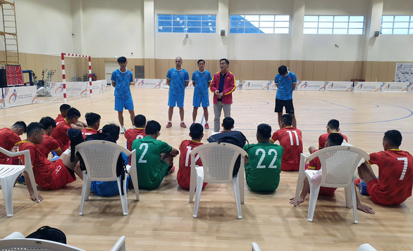 Tuyển futsal VN gia cố hàng thủ trước trận tranh vé dự World Cup 2021 - Ảnh 1.