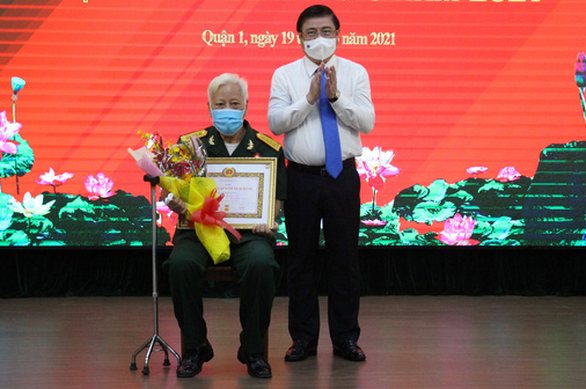 Chủ tịch UBND TP.HCM trao huy hiệu cho đảng viên lão thành - Ảnh 1.