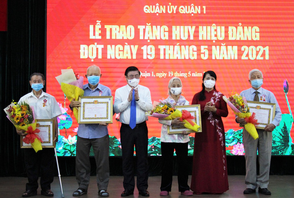 Chủ tịch UBND TP.HCM trao huy hiệu cho đảng viên lão thành - Ảnh 2.