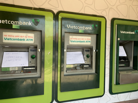 Hàng loạt trụ ATM bị đập phá tại Bình Dương - Ảnh 2.