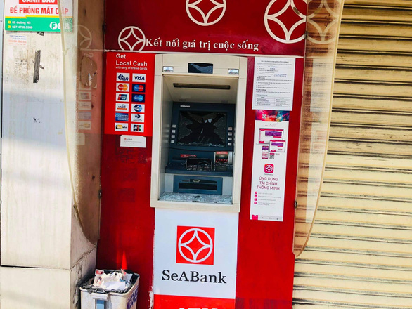 Hàng loạt trụ ATM bị đập phá tại Bình Dương - Ảnh 4.