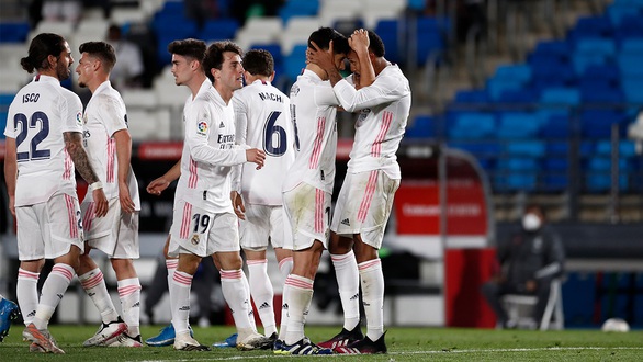 Real Madrid bám sát Atletico Madrid trong cuộc đua vô địch - Ảnh 1. Real Madrid bám sát Atletico Madrid trong cuộc đua vô địch - Ảnh 1.