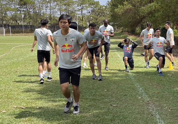 Trực tuyến HAGL - Bình Dương (hiệp 2) 2-2: Bình Dương lần thứ hai gỡ hoà trên sân Pleiku - Ảnh 1.