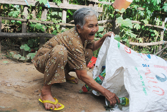 Thương con ai kể tháng ngày - Kỳ 1: Bao ve chai của mẹ già - Ảnh 3.