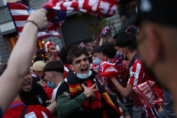 CĐV 14 tuổi qua đời khi ăn mừng chức vô địch của Atletico Madrid - Ảnh 1. CĐV 14 tuổi qua đời khi ăn mừng chức vô địch của Atletico Madrid - Ảnh 1.