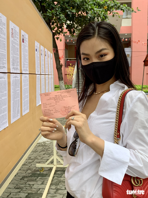 Hoa hậu Tiểu Vy, á hậu Diễm Trang, Thúy Vi háo hức đi bầu cử - Ảnh 4.