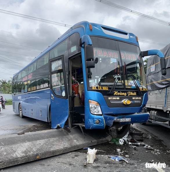 Xe khách tông sập 3 dải phân cách, xe ùn ứ dài 3km trên quốc lộ 1 - Ảnh 4.