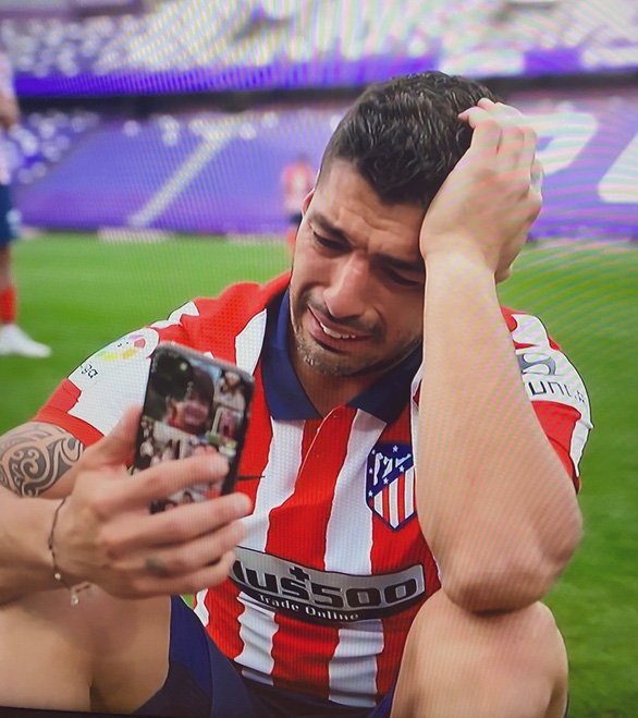 Suarez bật khóc: Barca coi thường tôi, còn Atletico Madrid đã mở cửa cho tôi - Ảnh 1. Suarez bật khóc: Barca coi thường tôi, còn Atletico Madrid đã mở cửa cho tôi - Ảnh 1.