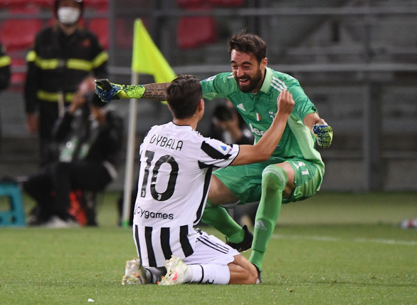 Napoli đánh rơi chiến thắng, Juventus lách khe cửa hẹp để giành vé dự Champions League - Ảnh 1.