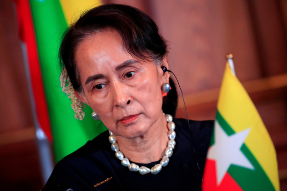 Bà Aung San Suu Kyi lần đầu xuất hiện tại tòa - Ảnh 1.