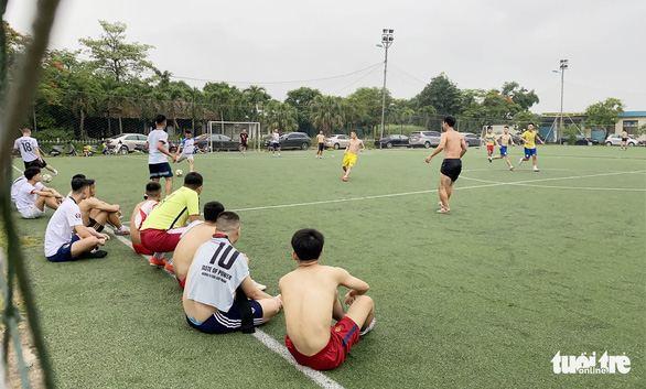 Bất chấp lệnh cấm, nhiều thanh niên tụ tập đá bóng giữa mùa dịch - Ảnh 2.