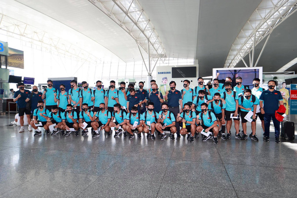 Đội tuyển Việt Nam đến sân bay Nội Bài, lên đường đi UAE - Ảnh 9. Đội tuyển Việt Nam đến sân bay Nội Bài, lên đường đi UAE - Ảnh 9.
