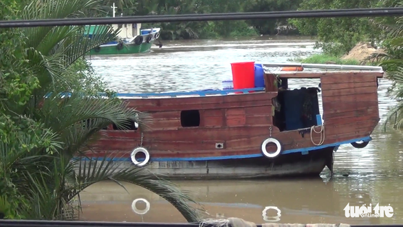 Trinh sát hình sự ập vào tàu du lịch trên sông, bắt quả tang các quý bà miền Tây đánh bài - Ảnh 2.