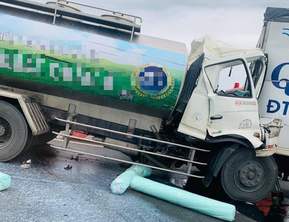 Tai nạn liên hoàn trên cầu, kẹt xe kéo dài từ Vĩnh Long qua Cần Thơ - Ảnh 4. Tai nạn liên hoàn trên cầu, kẹt xe kéo dài từ Vĩnh Long qua Cần Thơ - Ảnh 4.