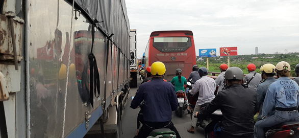 Tai nạn liên hoàn trên cầu, kẹt xe kéo dài từ Vĩnh Long qua Cần Thơ - Ảnh 5. Tai nạn liên hoàn trên cầu, kẹt xe kéo dài từ Vĩnh Long qua Cần Thơ - Ảnh 5.
