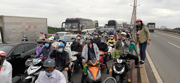 Tai nạn liên hoàn trên cầu, kẹt xe kéo dài từ Vĩnh Long qua Cần Thơ - Ảnh 8. Tai nạn liên hoàn trên cầu, kẹt xe kéo dài từ Vĩnh Long qua Cần Thơ - Ảnh 8.