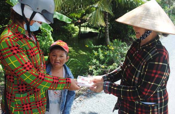 Thương con ai kể tháng ngày - Kỳ cuối: Mẹ bán vé số mong chữa bệnh cho con - Ảnh 3.