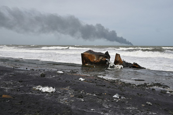 Tàu container cháy hơn 1 tuần, bờ biển Sri Lanka như đống tro tàn - Ảnh 2.