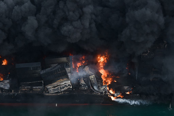 Tàu container cháy hơn 1 tuần, bờ biển Sri Lanka như đống tro tàn - Ảnh 4.