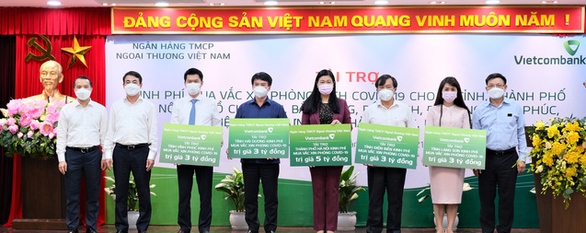 Vietcombank tiếp tục tài trợ 40 tỉ đồng để phòng, chống dịch COVID