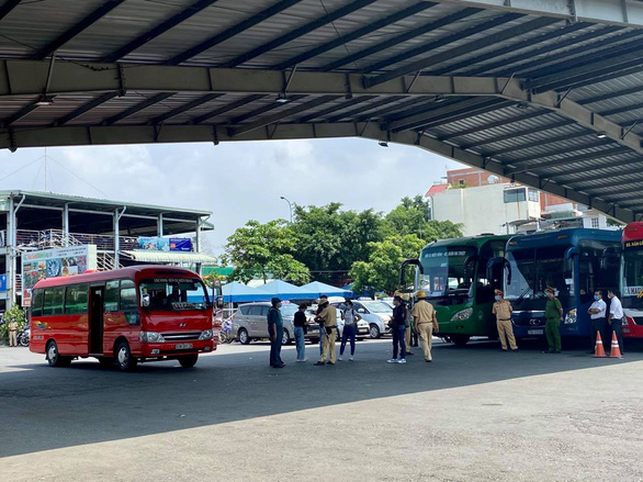  Hàng quán không phục vụ tại chỗ, xem xét tạm dừng vận tải hành khách đường bộ - Ảnh 1.