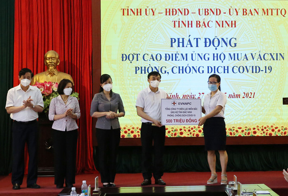 EVNNPC ủng hộ 1 tỉ đồng cùng Bắc Giang, Bắc Ninh phòng chống COVID-19 - Ảnh 2. EVNNPC ủng hộ 1 tỉ đồng cùng Bắc Giang, Bắc Ninh phòng chống COVID-19 - Ảnh 2.