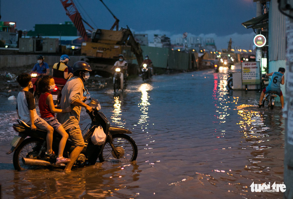 Không mưa, triều cường không lớn nhưng Mễ Cốc ở quận 8 vẫn ngập lênh láng - Ảnh 11.