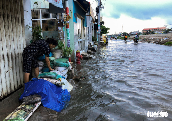 Không mưa, triều cường không lớn nhưng Mễ Cốc ở quận 8 vẫn ngập lênh láng - Ảnh 6.