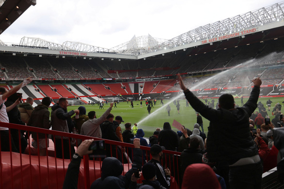 Trận Man Utd - Liverpool bị hoãn vì cổ động viên bạo loạn - Ảnh 1.