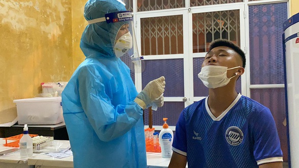 Phòng chống COVID-19: Hòa Bình xét nghiệm cầu thủ từ Vĩnh Phúc, Yên Bái yêu cầu dừng tổ chức lễ cưới - Ảnh 1. Phòng chống COVID-19: Hòa Bình xét nghiệm cầu thủ từ Vĩnh Phúc, Yên Bái yêu cầu dừng tổ chức lễ cưới - Ảnh 1.