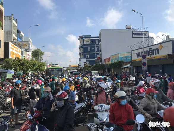 Chủ tịch UBND quận Gò Vấp: Hôm nay người dân tạm đi lại bình thường, phải khai báo y tế - Ảnh 2.