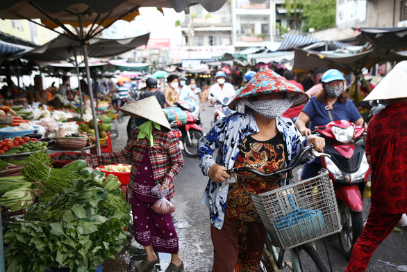 Mua sắm trầm lắng trong ngày đầu tiên TP.HCM thực hiện giãn cách xã hội - Ảnh 2.